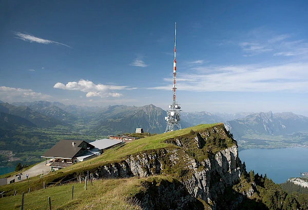 Das Berghaus Niederhorn von fern. Aussicht auf den Thunersee und den Niesen, sowie die Berner Alpen.