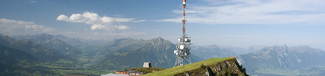 Das Berghaus Niederhorn von fern. Aussicht auf den Thunersee und den Niesen, sowie die Berner Alpen.