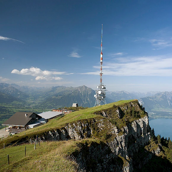 Das Berghaus Niederhorn von fern. Aussicht auf den Thunersee und den Niesen, sowie die Berner Alpen.